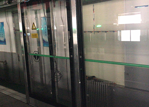 重庆四号线屏蔽门玻璃